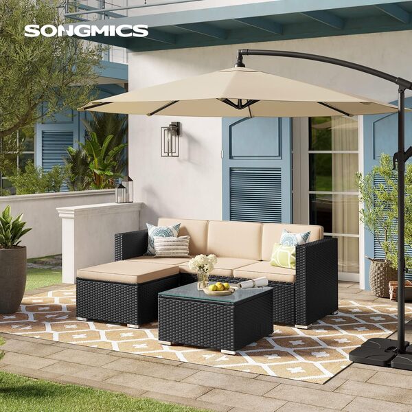 SONGMICS Salon de Jardin Extérieur, Ensemble de Mobilier, Surface Tressée en PE Tissé à la Main, Canapé d’Angle, avec Coussins, Dessus de Table en Verre, Noir et Taupe GGF005B03