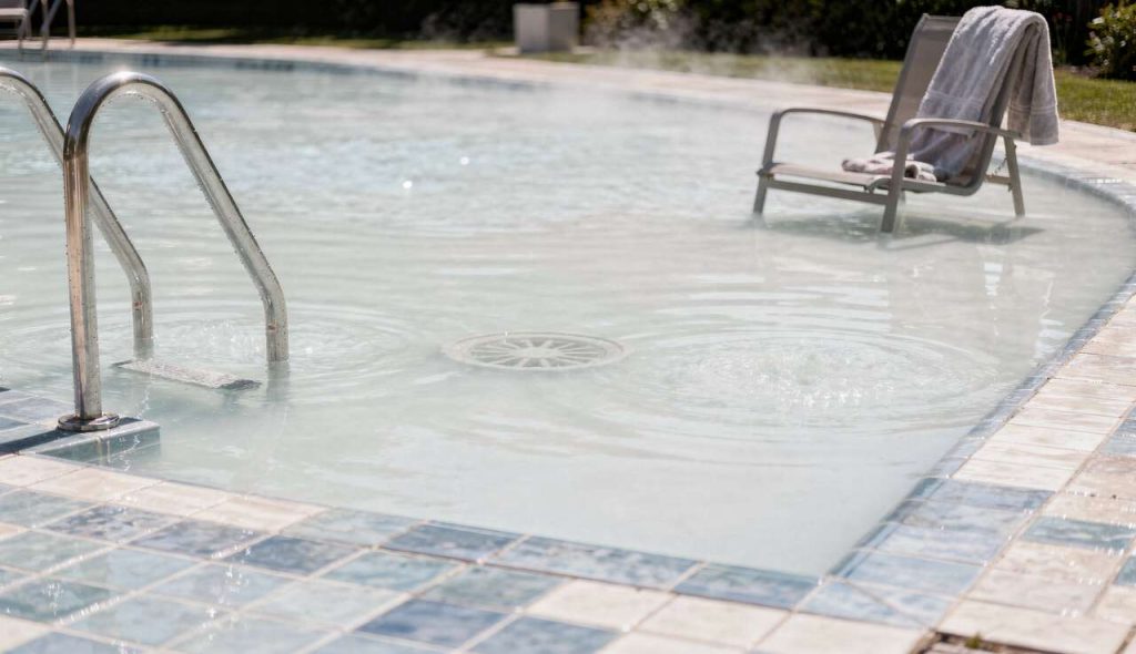 Eau de piscine laiteuse : causes et solutions